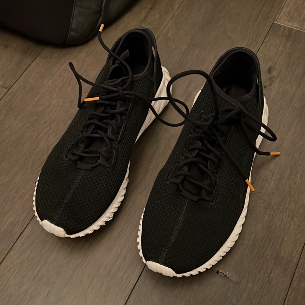 Black Adidas tennis shoes